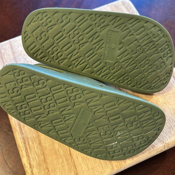 Old Navy Toddler Velcro Crocs Clogs EUC 8 Green Muni Clog Saguaro Boy Unisex - Picture 3 of 8